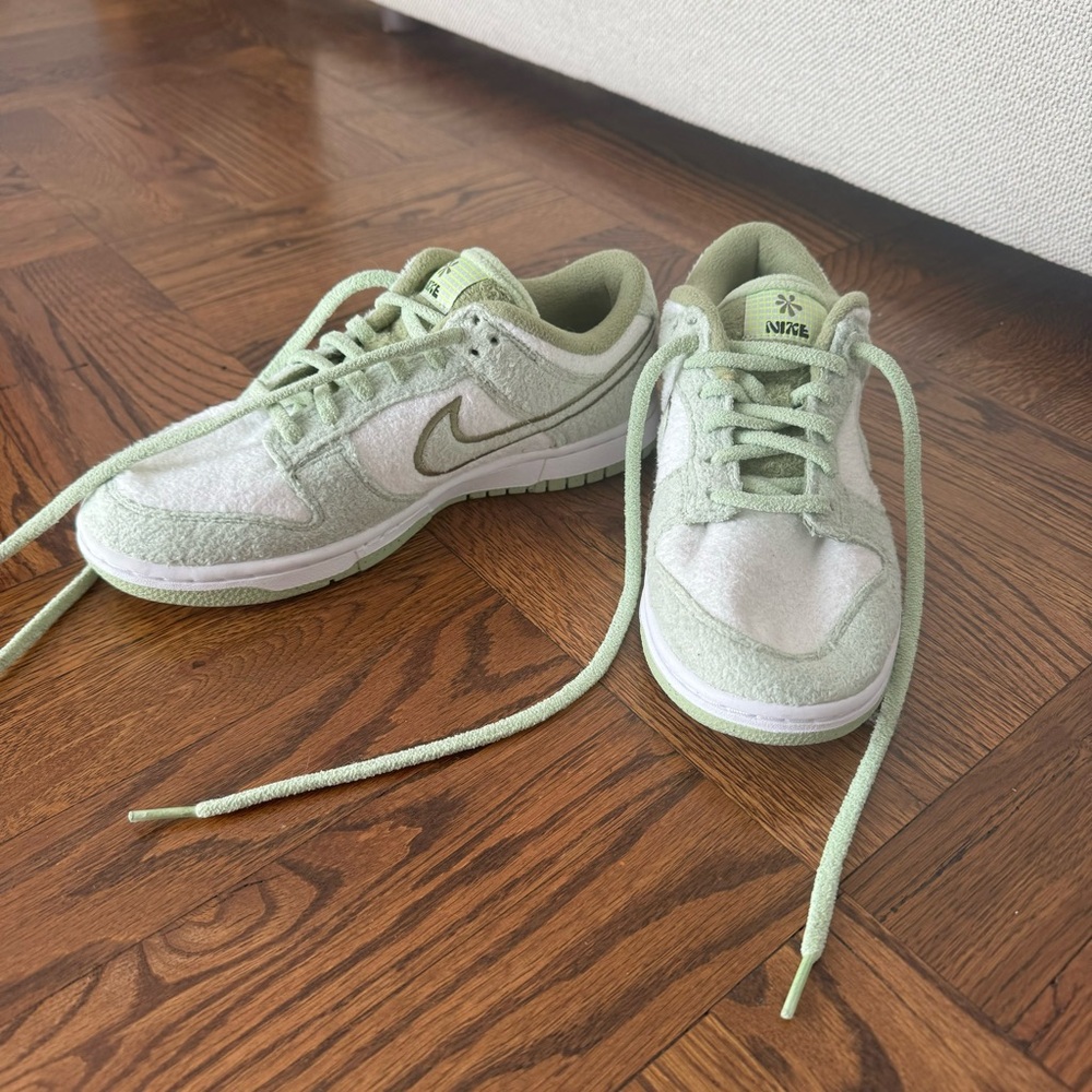 Women’s Nike Dunk Low SE 'Fleece - Honeydew' - Picture 2 of 5